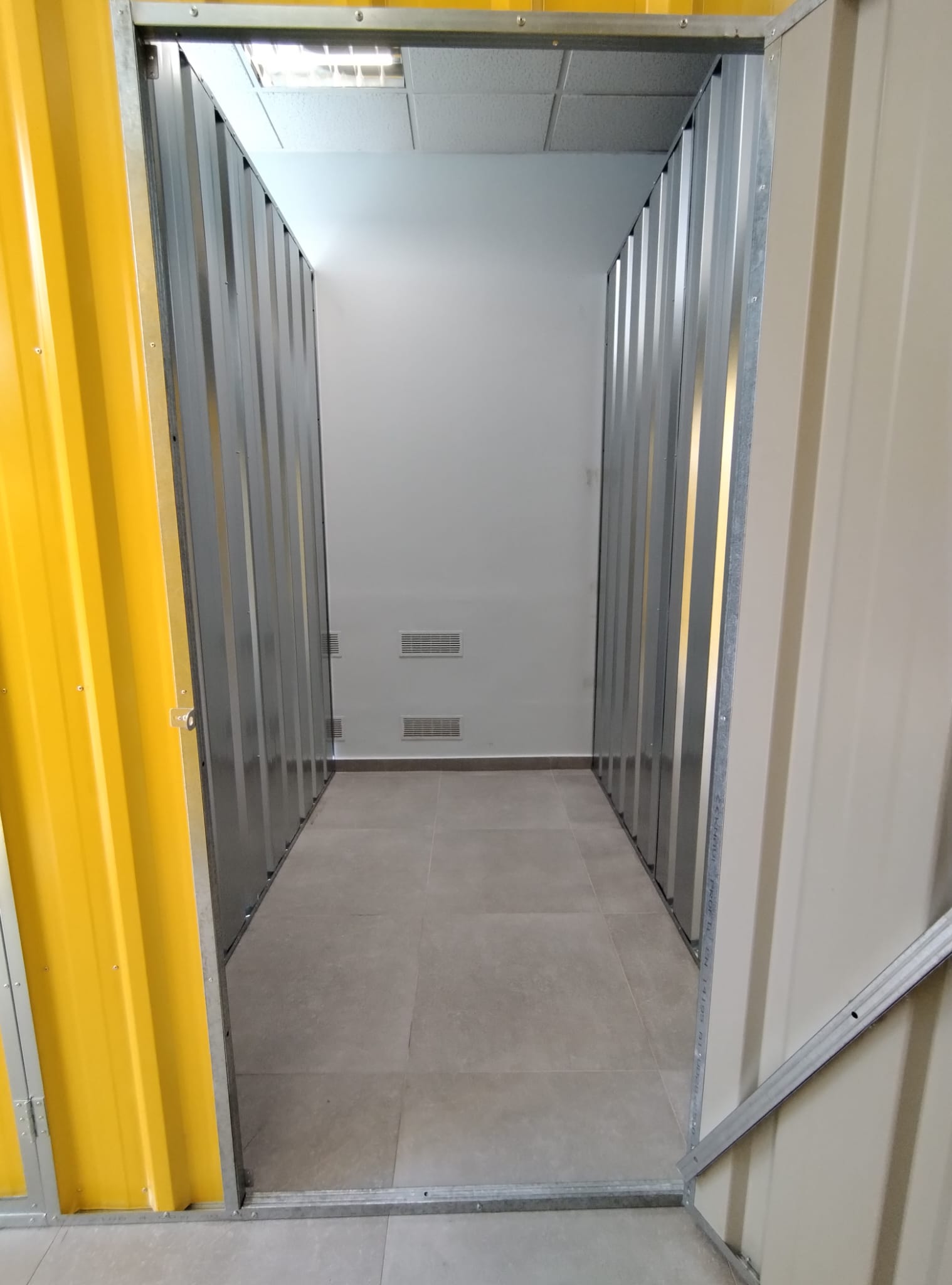 Pusty boks magazynowy 2 m² — wnętrze schowka self-storage gotowe do wynajmu