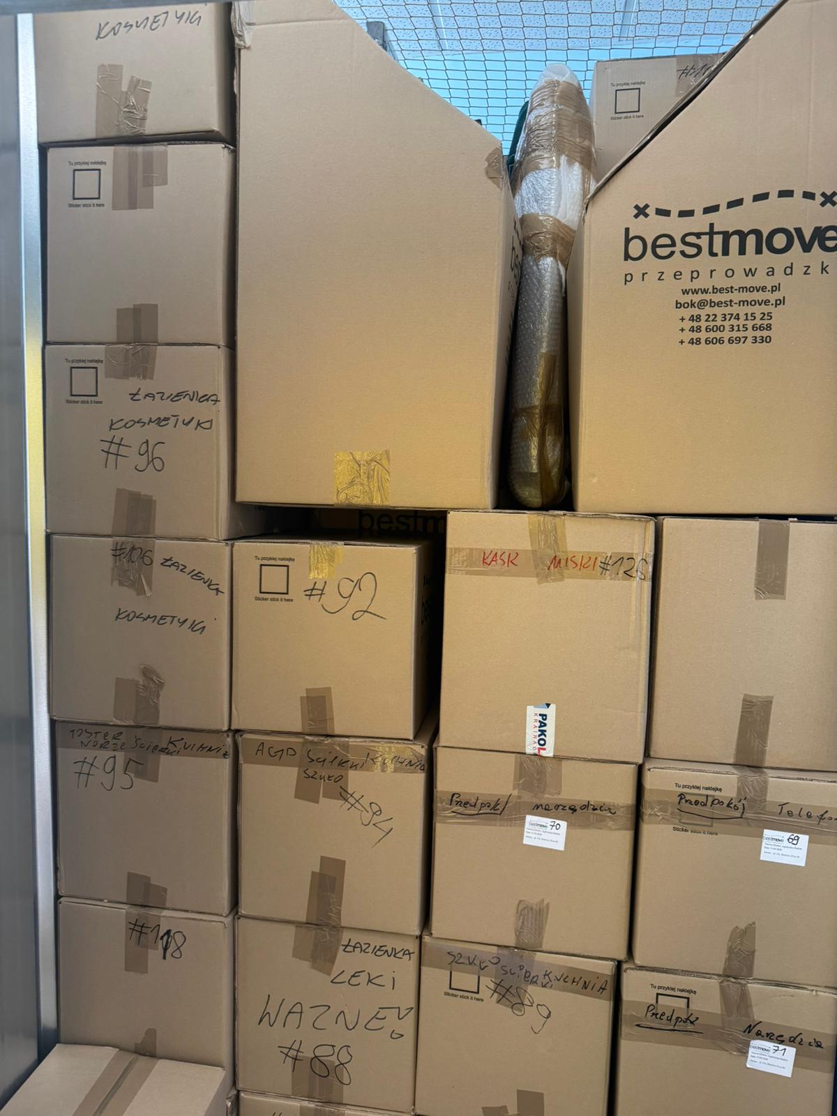 Wypełniony boks magazynowy 3 m² — schowek załadowany meblami i kartonami