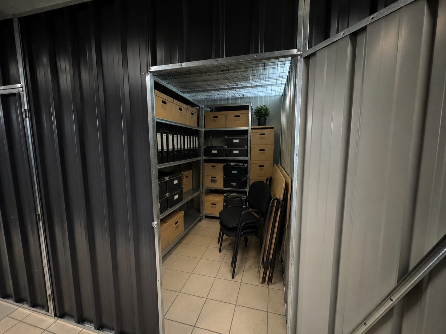 Boks magazynowy 6 m² z archiwum biurowym na regałach — Skierniewice
