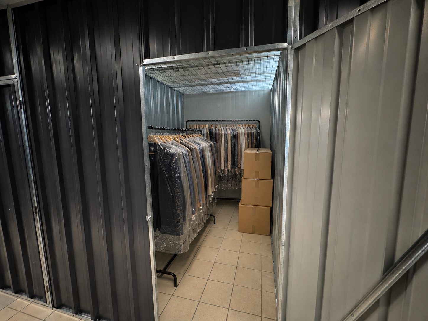 Boks magazynowy 6 m² z wieszakiem ubrań w pokrowcach — magazyn odzieżowy Skierniewice