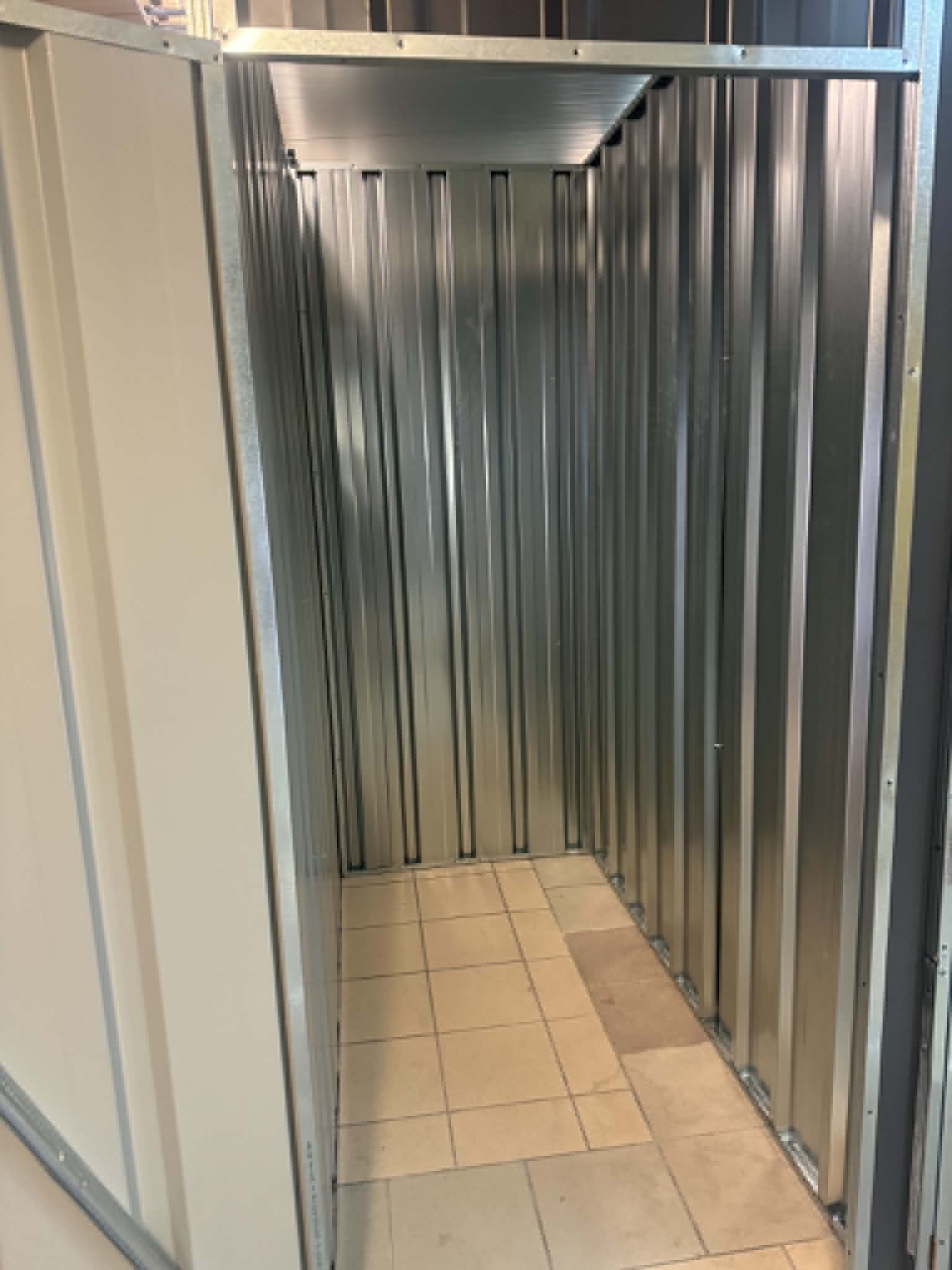 Pusty schowek 2 m² do wynajęcia — Pewna Skrytka Skierniewice