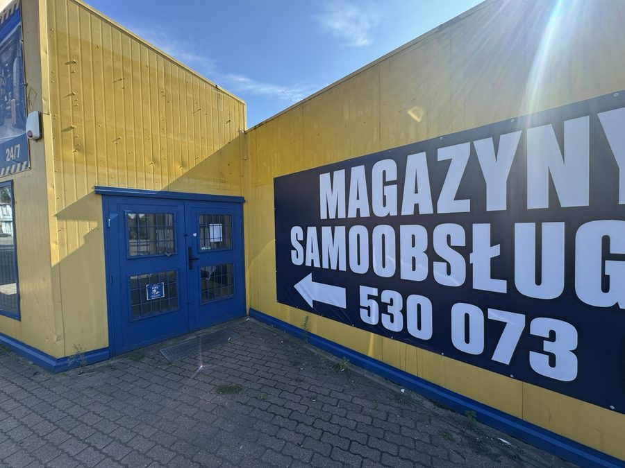 Wejście do magazynu samoobsługowego Pewna Skrytka w Skierniewicach